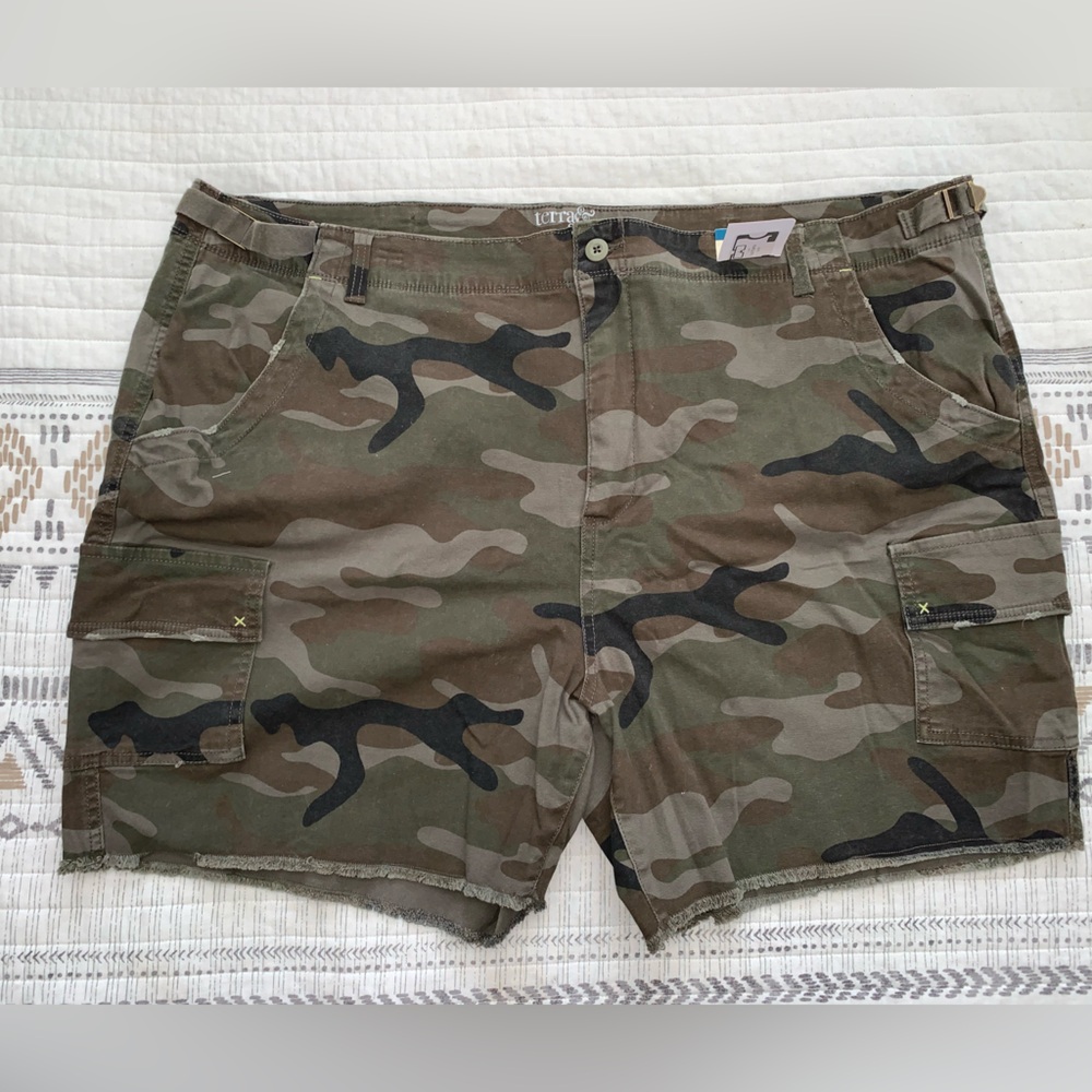 Terra & Sky utility Cargo Shorts - Size 24W